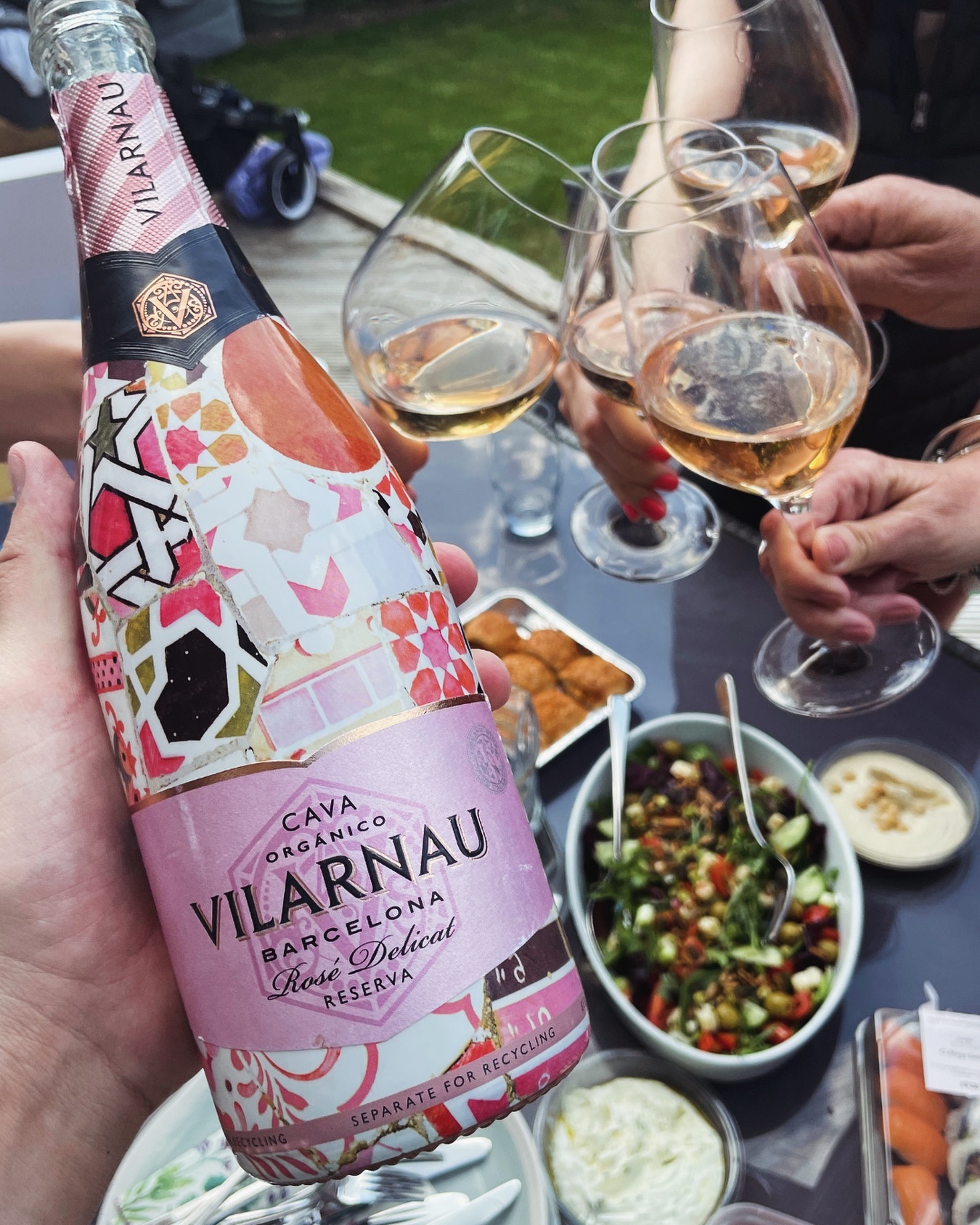 Sparkling rosé: making finger food fancy since forever. 

@vilarnau_uk #cava #alfresco #summerwine #vilarnaucava #rosecava #summer #sunshineandwine #roseallday #picnic #fizz #sparklingwine